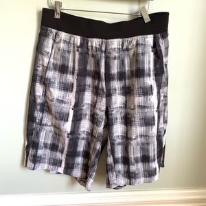 Lululemon men’s Assert Shorts Black White Sz large